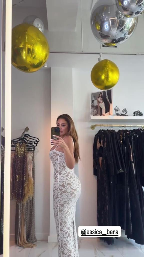 徐娘半老！皮蓬前妻穿吊帶裙自拍，這身材也太炸裂了！