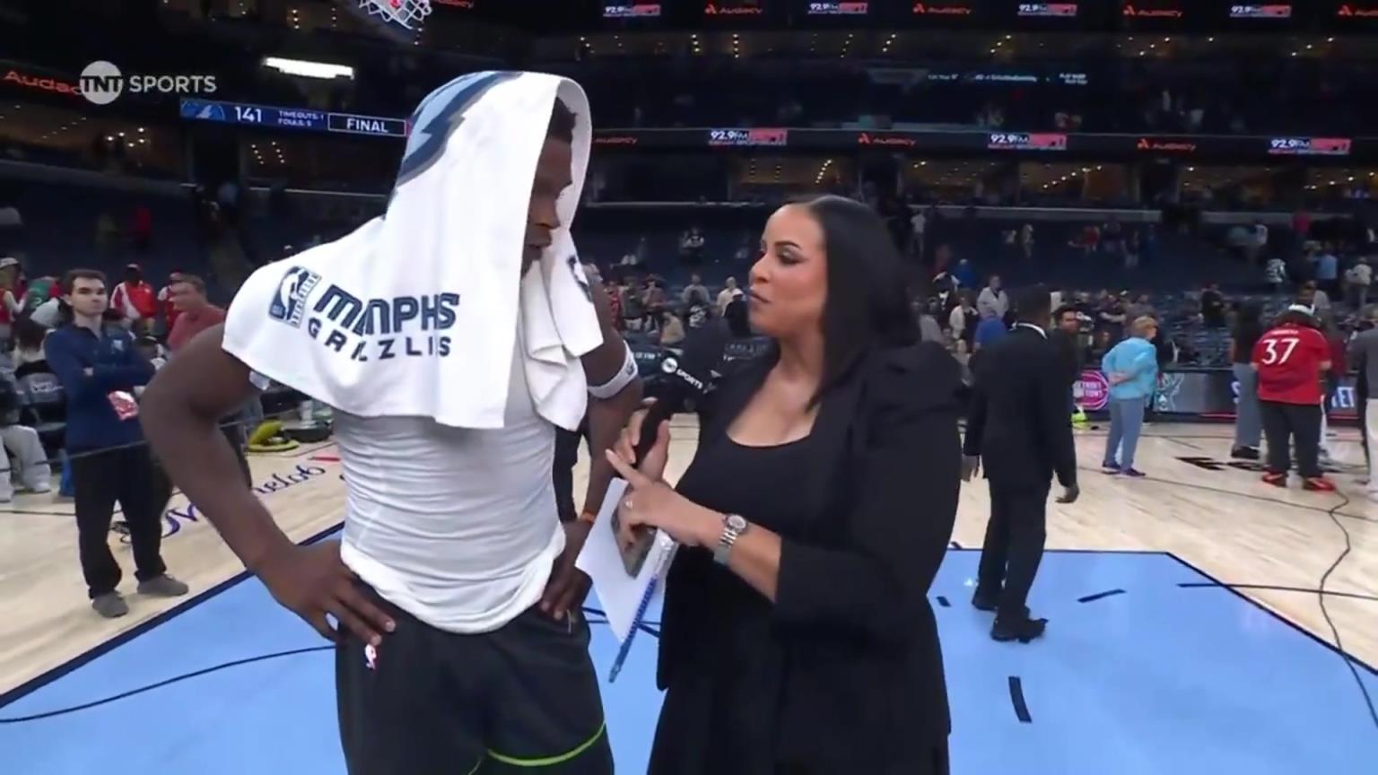 華子賽后接受一位豐滿女記者的采訪！