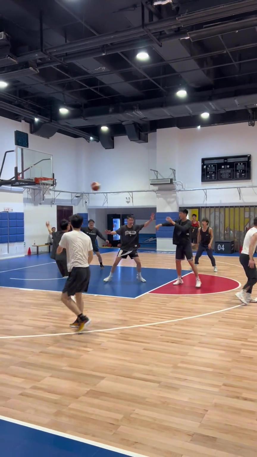 對手回家后：老婆，我今天在野球場匹配到巔峰馬刺隊了！