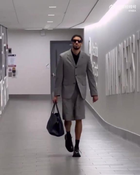 時尚潮男！哈利今日一身灰西裝短褲墨鏡搭配入場 腿真細！