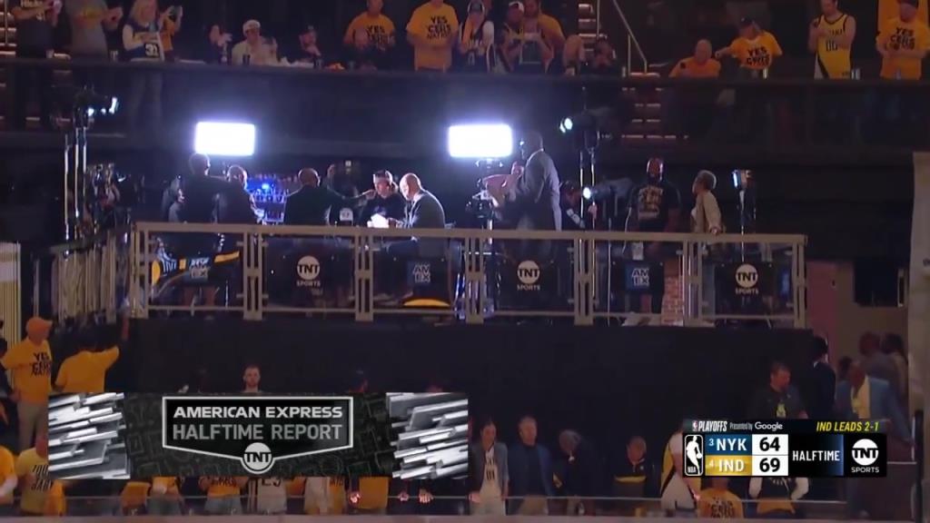 ??？轉(zhuǎn)播鏡頭給到解說看臺，奧尼爾居然抱著一個人在彎舉