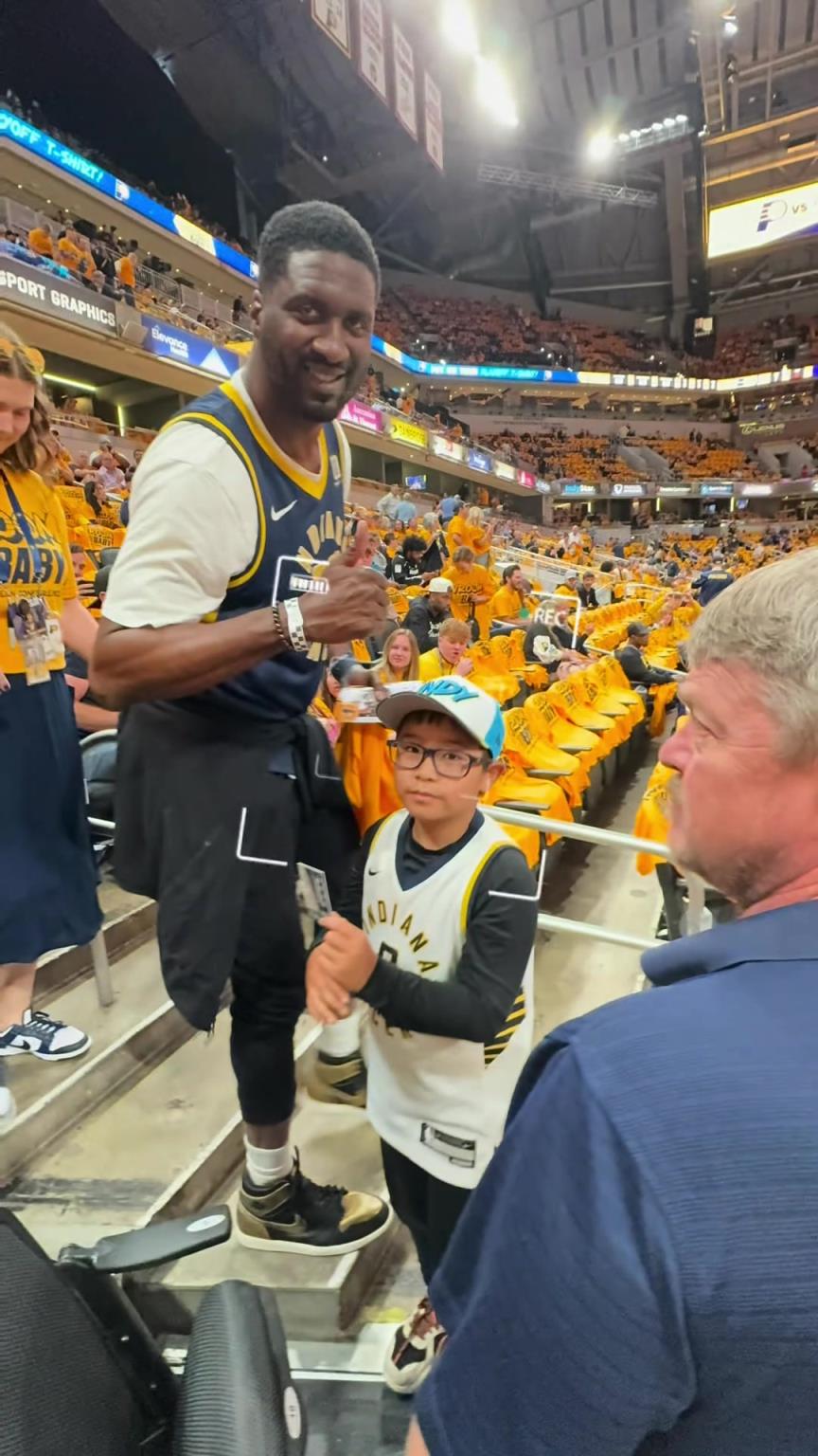 現(xiàn)在真成高圓圓了！步行者名宿希伯特現(xiàn)身主場給小球迷簽名