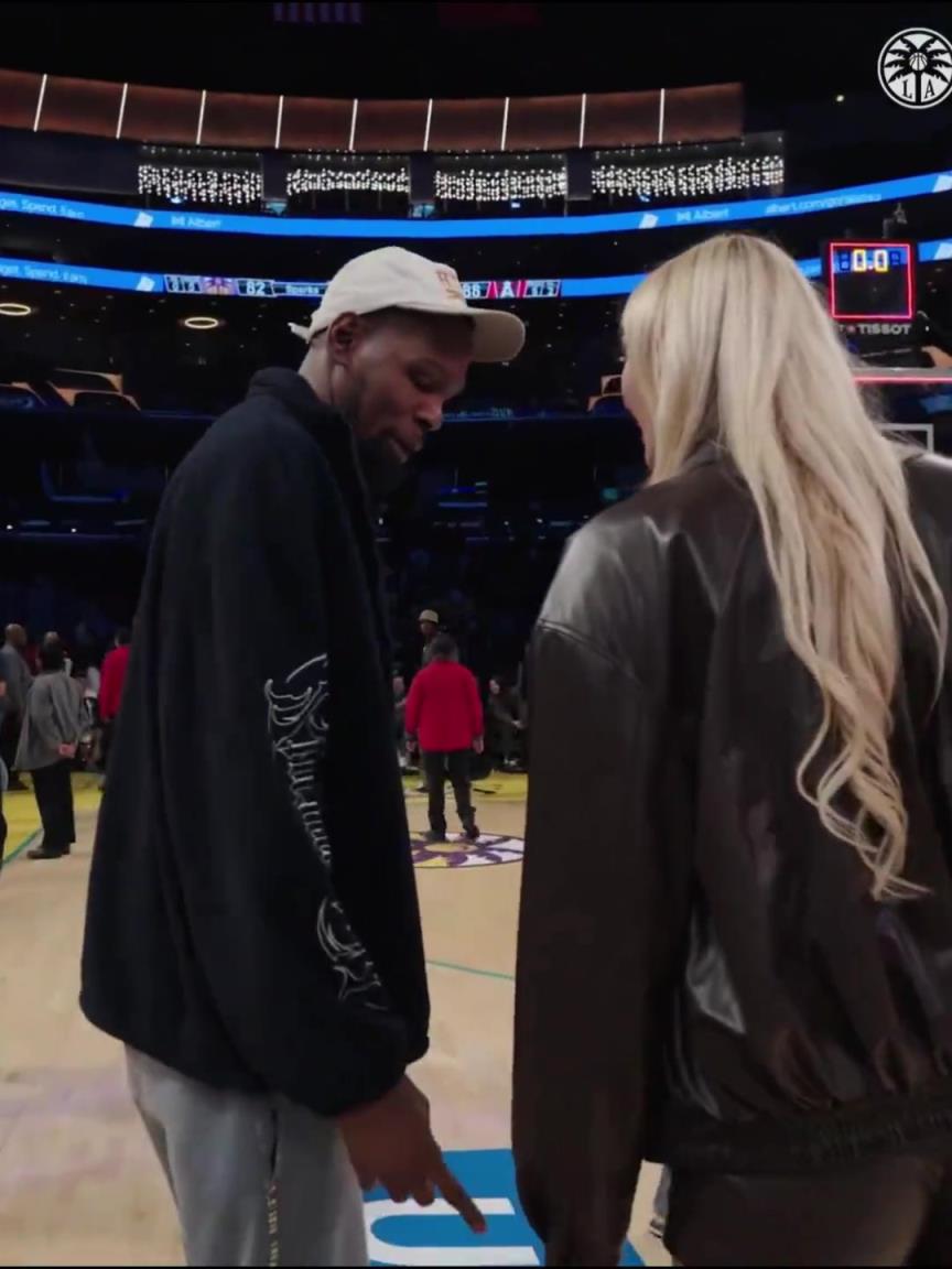 小帥這氣質(zhì)！杜蘭特與庫(kù)里教妹布林克擁抱，眼睛好像一直偷瞟布林克大長(zhǎng)腿