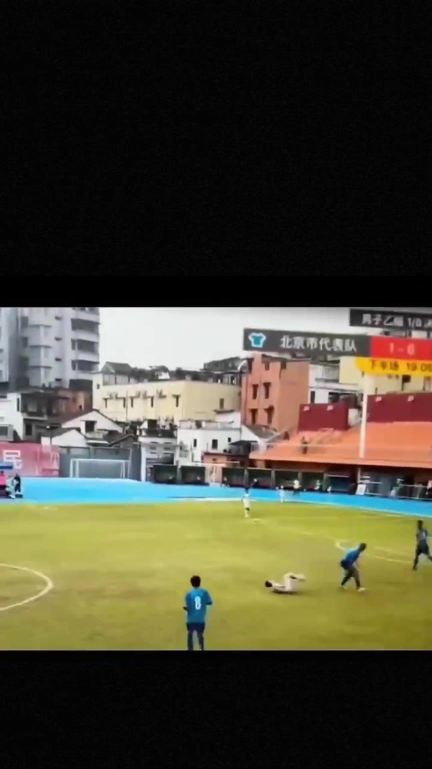 太可怕了！全運(yùn)會(huì)驚現(xiàn)殺人足球，球員將對(duì)手直接踢骨折