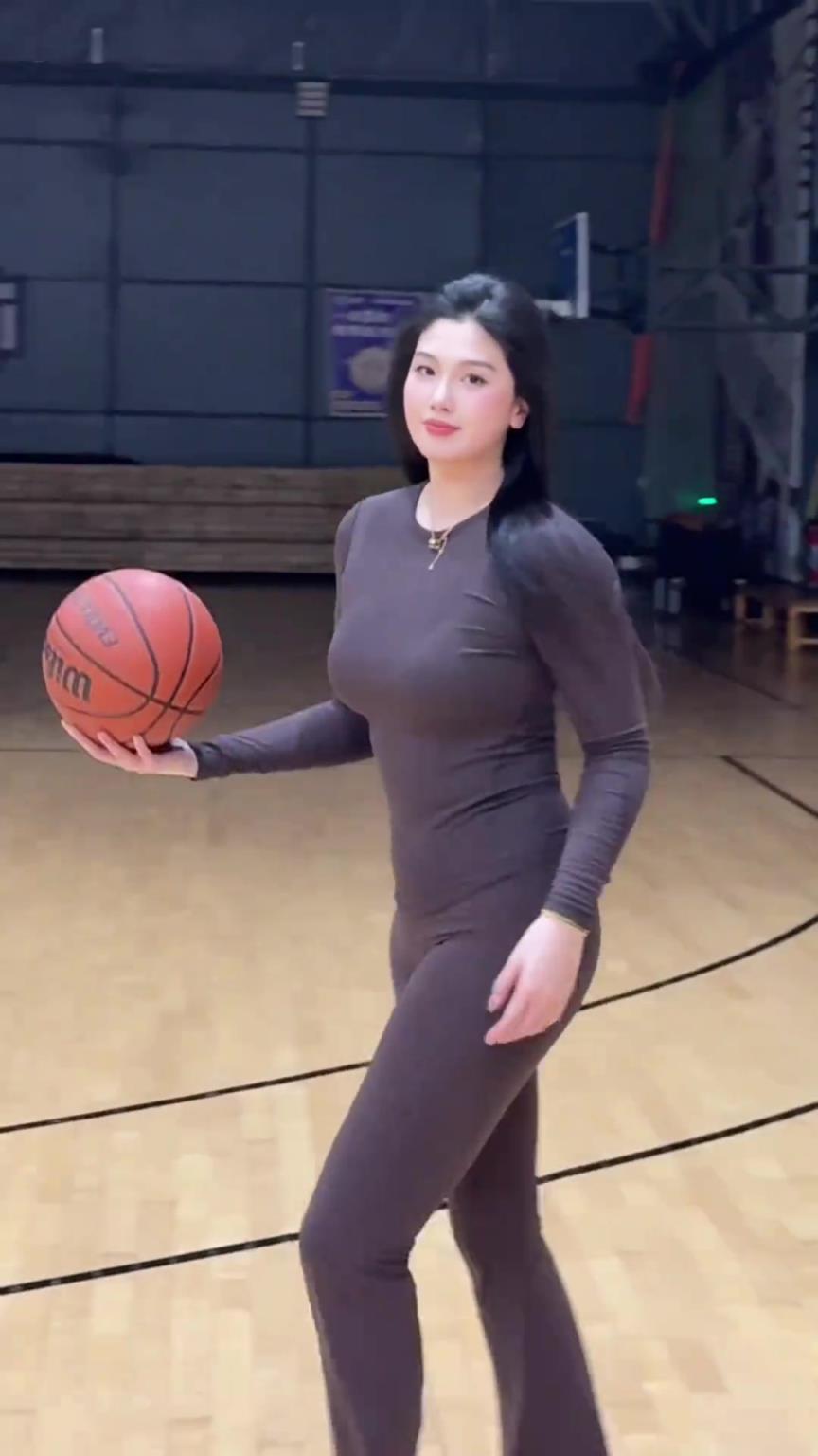 低配版卡戴珊！野球場(chǎng)肘姐這身材，懂的吧友都懂！