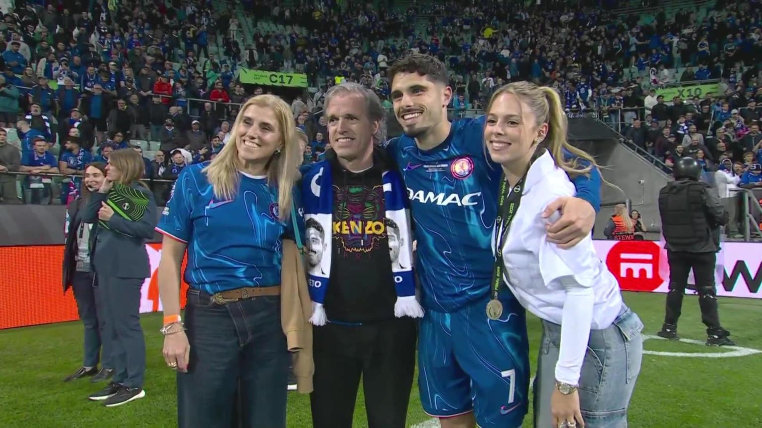 內(nèi)托好福氣！奪冠后高顏值女友來合照，身材相當哇塞！