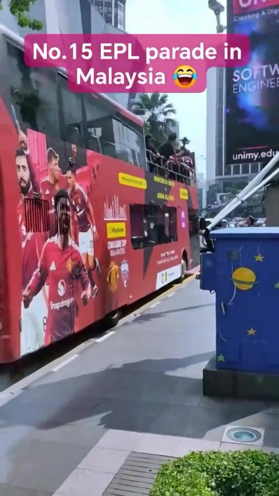 游街示眾？曼聯(lián)在馬來西亞街頭大巴游行，球迷笑噴