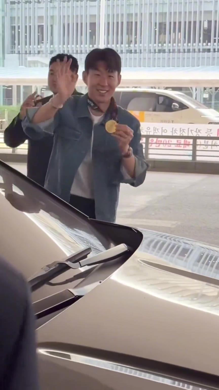 衣錦還鄉(xiāng)！孫興慜返回韓國，眾多女球迷讓其把歐聯(lián)獎牌戴上