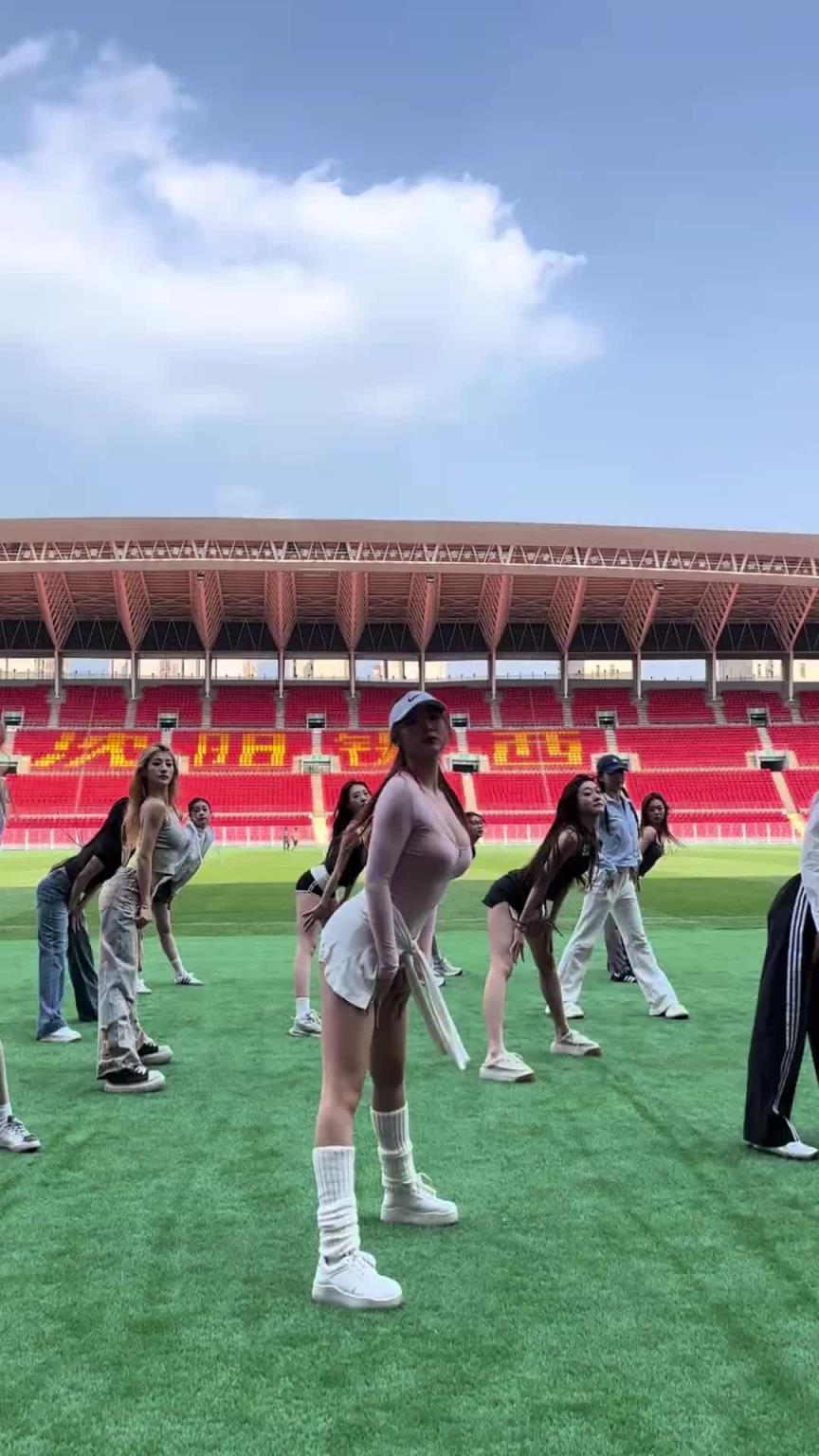 好看！在彩排的遼寧鐵人啦啦隊小姐姐們