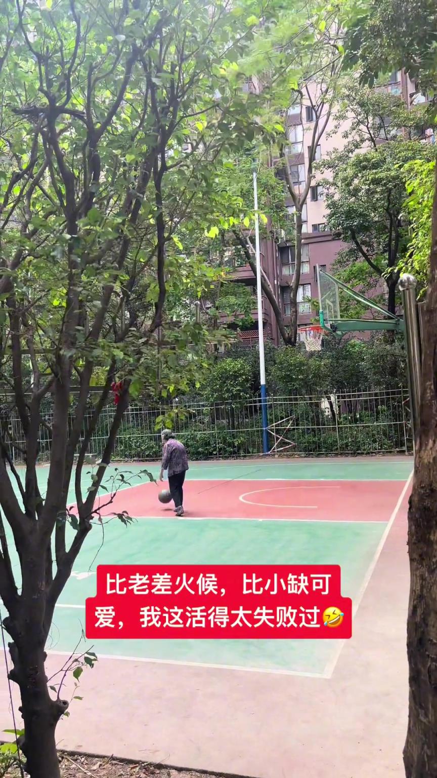 這阿婆單手一投一個準，姜還是老的辣