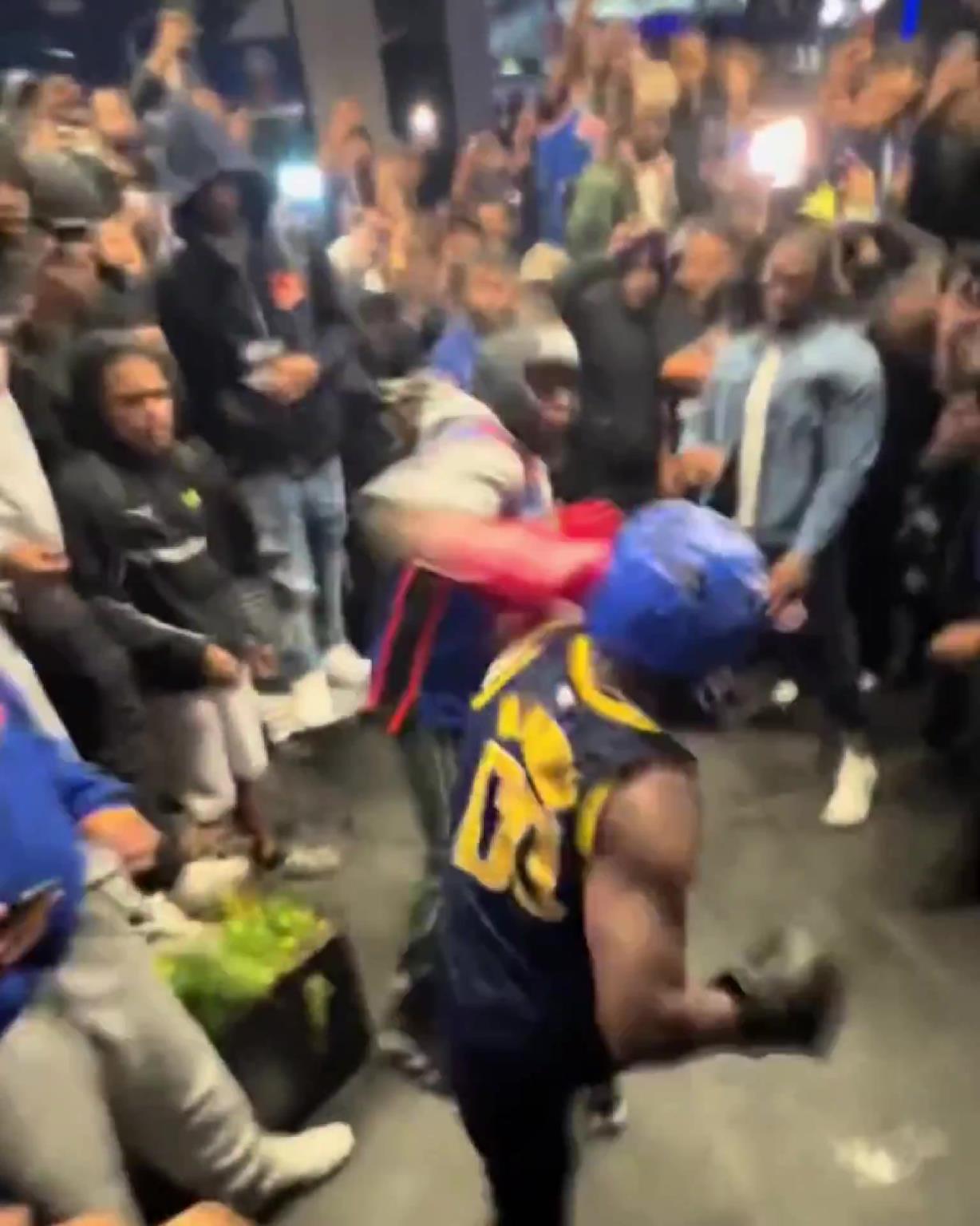 這不比場上好看？尼克斯&步行者球迷賽后直接1v1拳擊