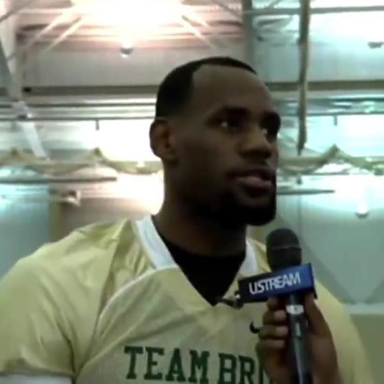 哥兩個還會這個??？11年NBA停擺期間老詹和阿杜組隊玩橄欖球