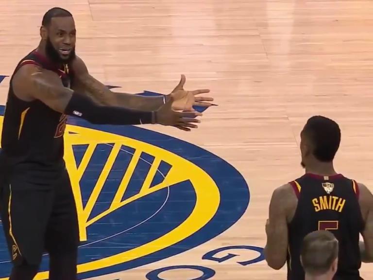 名場面！JR搶下關鍵籃板沒看表，老詹質問JR為何傳球