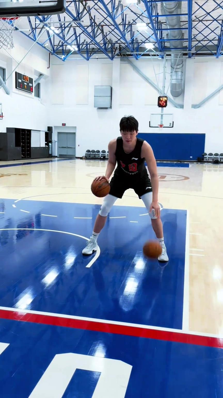 楊瀚森今日份訓(xùn)練！這個(gè)左右手運(yùn)球協(xié)調(diào)性真不錯