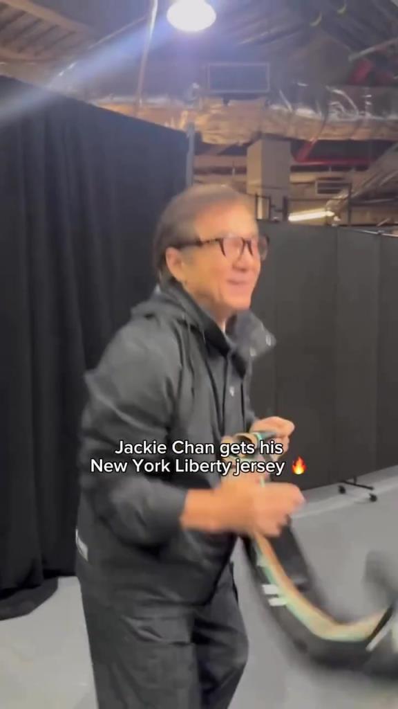 肌肉記憶！成龍這幾下空氣運(yùn)球像是進(jìn)了家具城