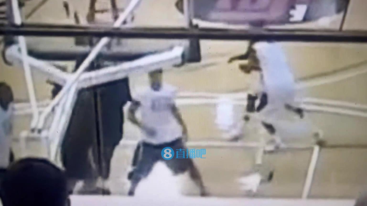 引熱議！美媒翻舊賬：當(dāng)年詹姆斯被大學(xué)生隔扣，耐克沒收了錄像帶