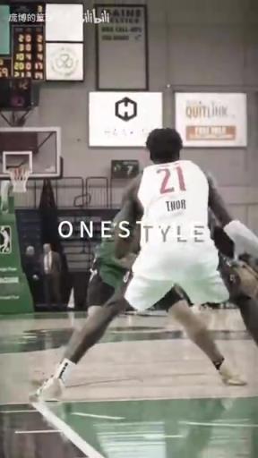 正統(tǒng)美式后衛(wèi)！JD戴維森炒菜后低手合球，對抗上籃打進(jìn)！