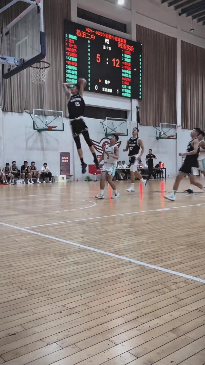 起來就扣啊！現(xiàn)在的初中生都這么打球的嗎