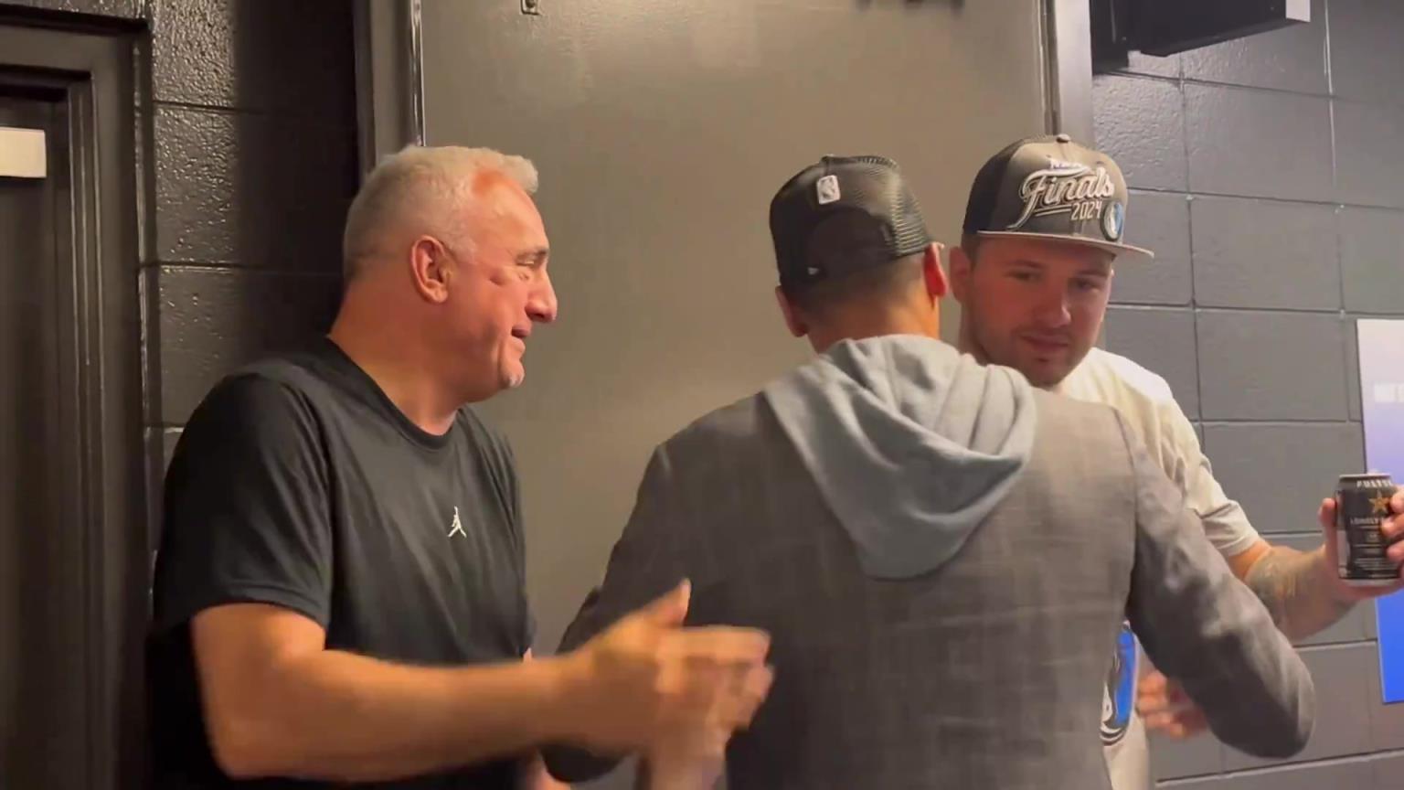 去年的今天，東契奇率隊(duì)殺入總決賽，賽后喝啤酒被芬利沒收