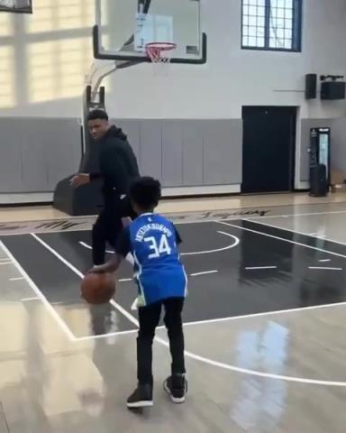 交易價(jià)值急劇下降！字母哥和小球迷單挑被當(dāng)面絕殺