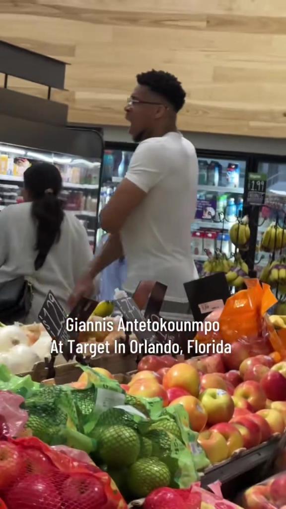 好男人啊！字母哥在奧蘭多度假 陪妻子一起逛超市