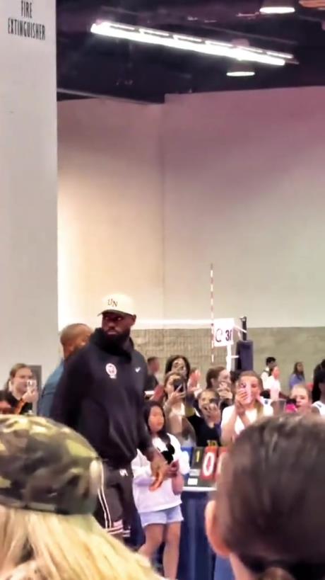 什么是巨星啊！詹姆斯現(xiàn)身排球場(chǎng)被小球迷包圍 這就是行走的流量