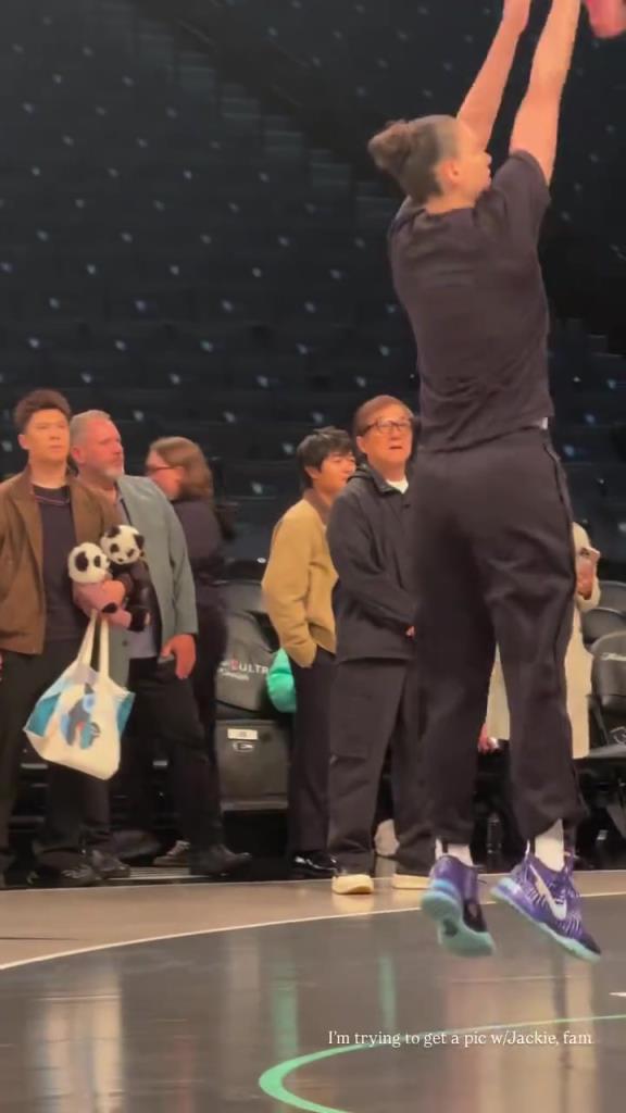 71歲成龍現(xiàn)身巴克萊中心看女籃比賽：她們投籃怎么那么準(zhǔn)?。?！