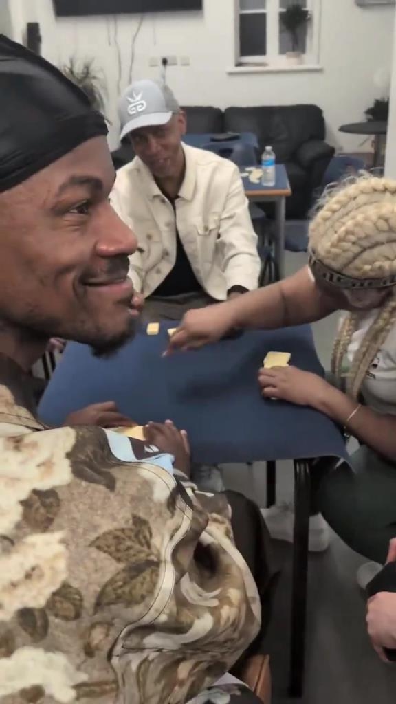 想找到巴特勒很簡(jiǎn)單，因?yàn)樗辉诨@球場(chǎng)，就在棋牌室