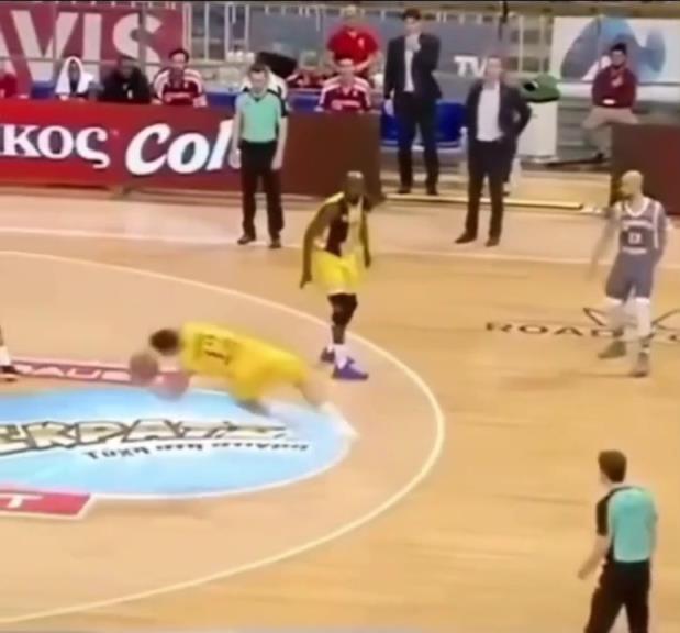 下地真快！搶斷這哥們兒多少是有點(diǎn)門(mén)將基礎(chǔ)