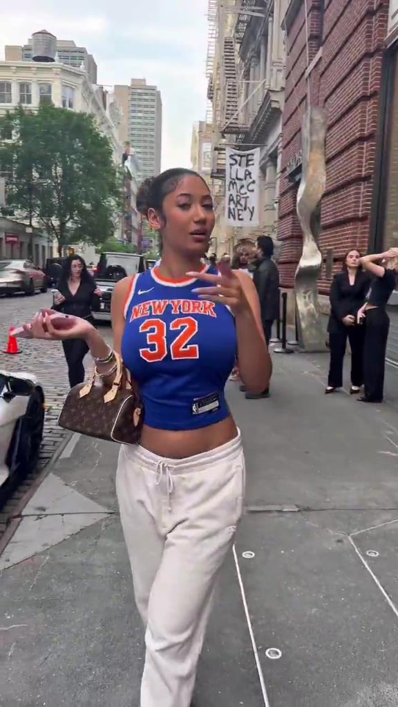 哇塞！一豐滿尼克斯女球迷身穿唐斯球衣，真是太吸引眼球了