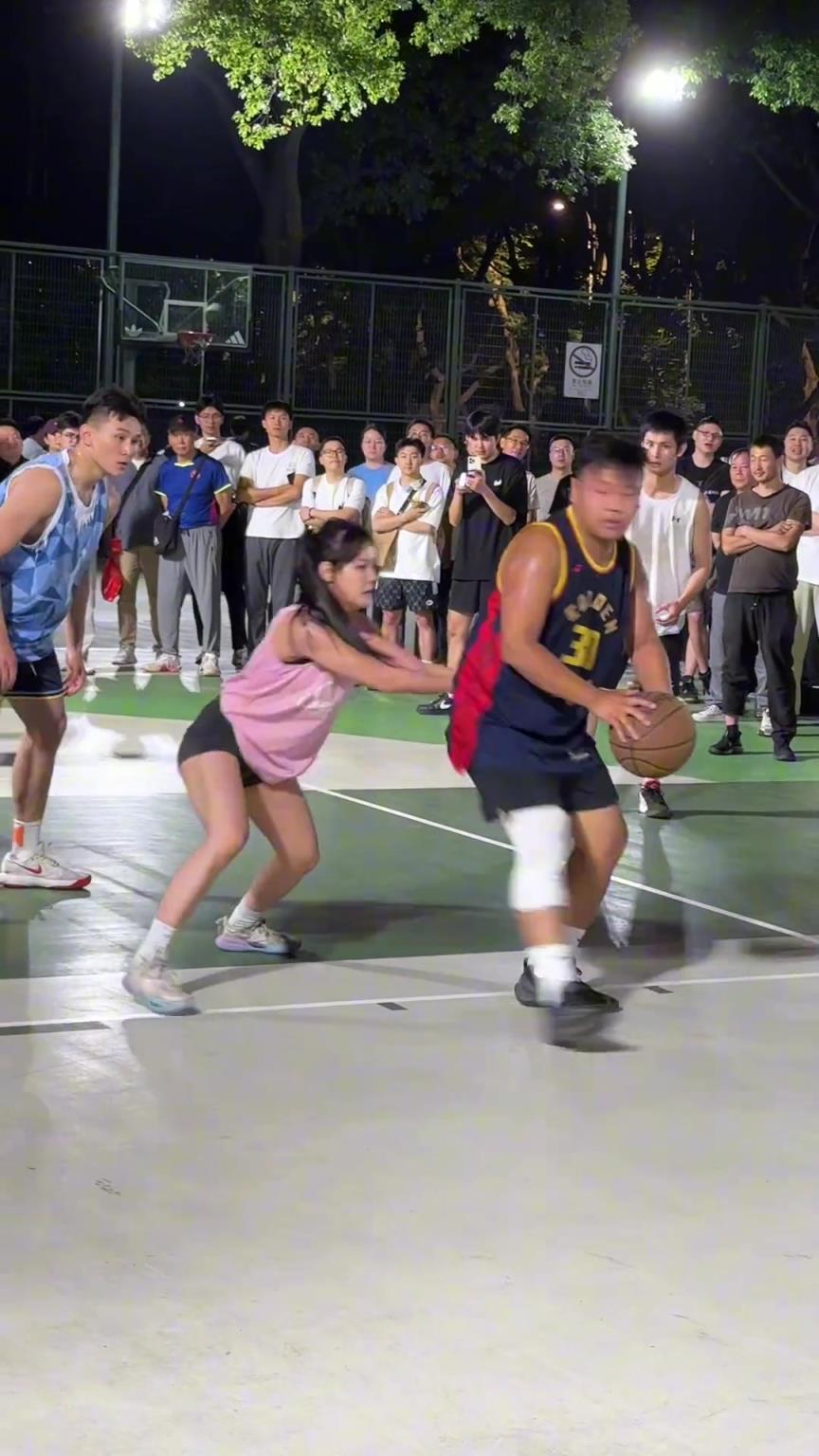 這哥們看見防自己的是女生，一個勁背打，球也不傳了