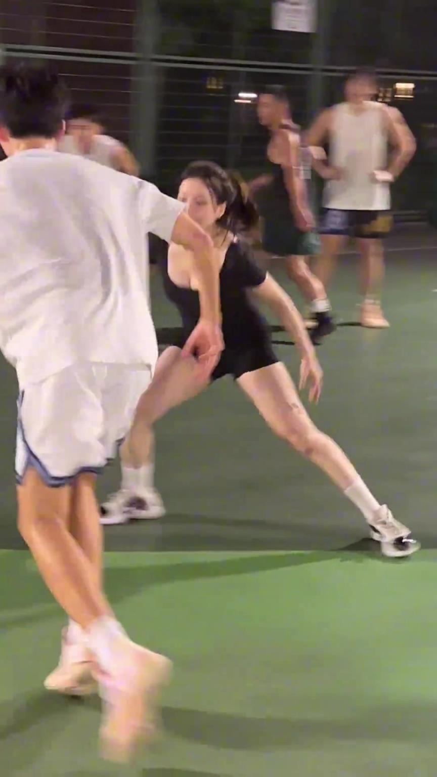 小姐姐防得真兇！瘦點的男生都拿她沒辦法